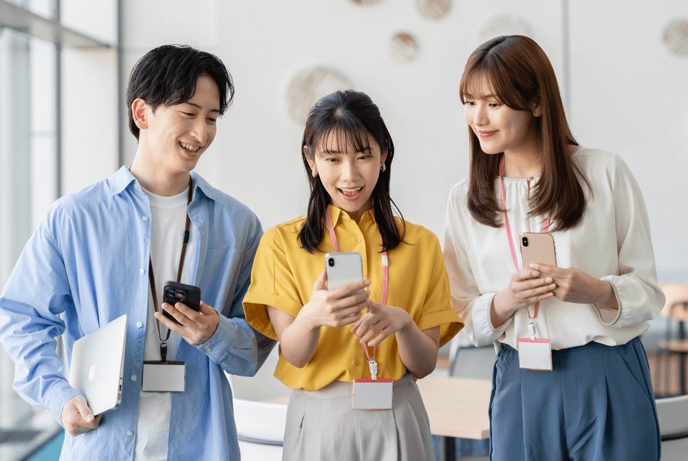 スマートフォンを使う若い男女