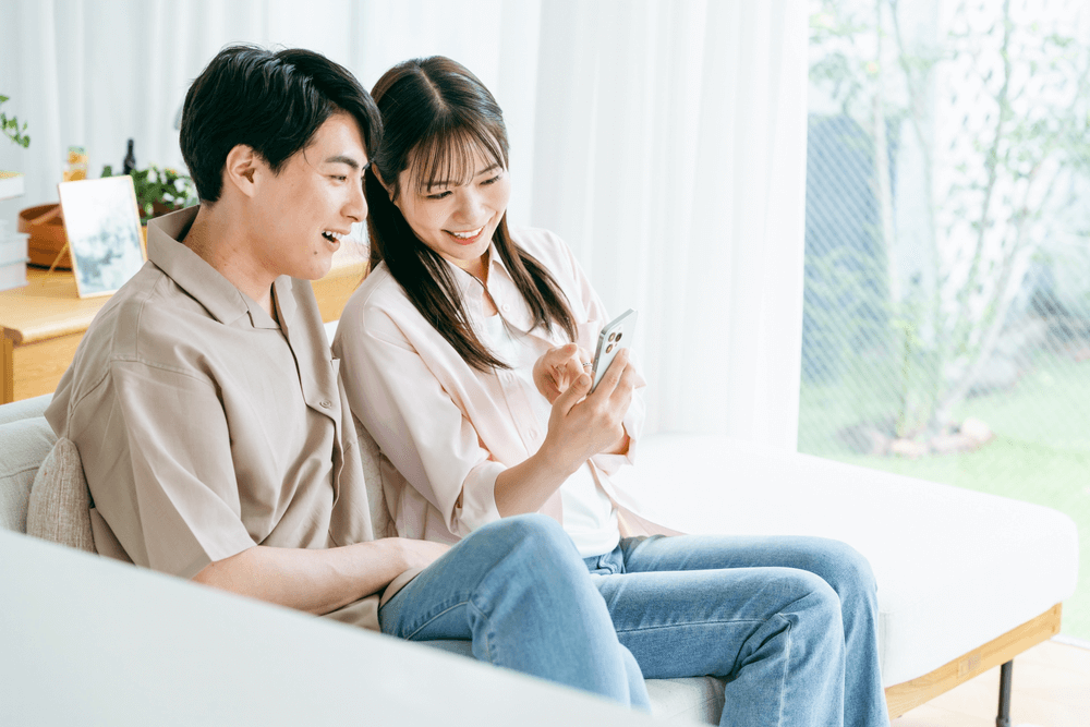 部屋でくつろぐカップル